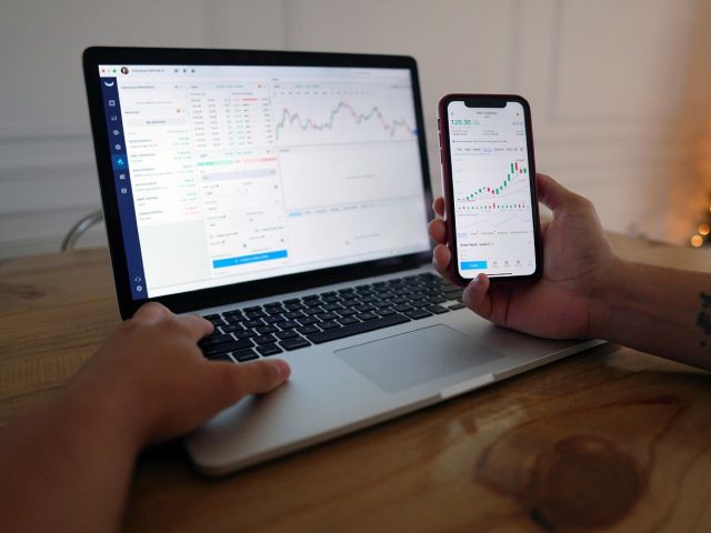 eToro vs Interactive Brokers : quel courtier choisir