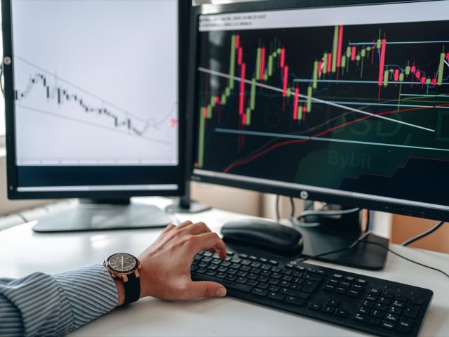 Comparatif TradingView et ProRealTime pour l&rsquo;analyse technique