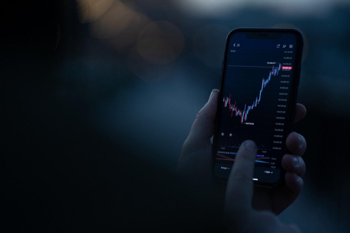 Comparatif Webull vs Trading 212 pour investir en actions