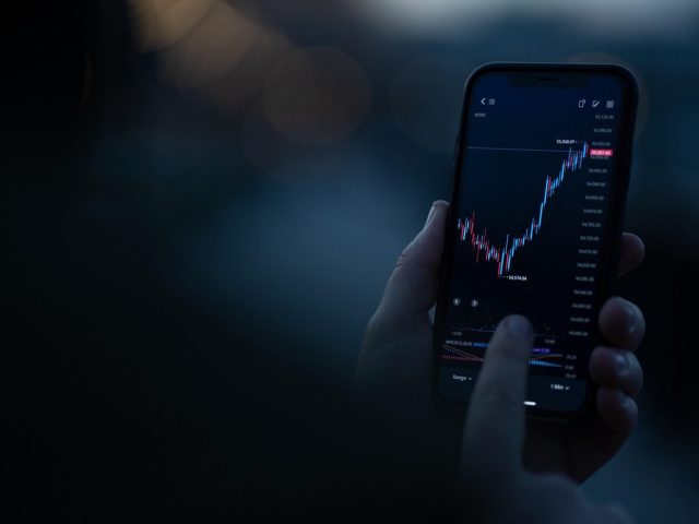 Comparatif Webull vs Trading 212 pour investir en actions